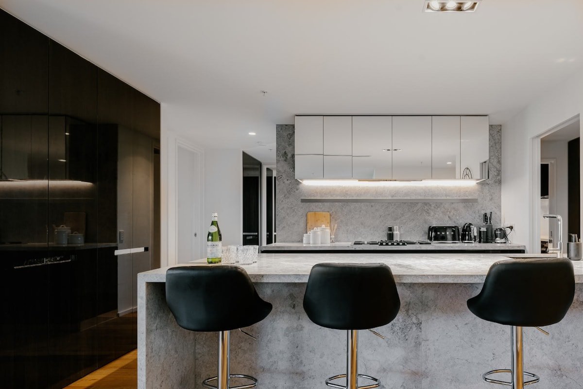 Luxury 4 Bedroom Apt – Parking, pool and views gallery image 4