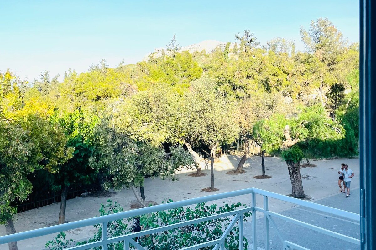 Newly renovated Acropolis facing Townhouse gallery image 5