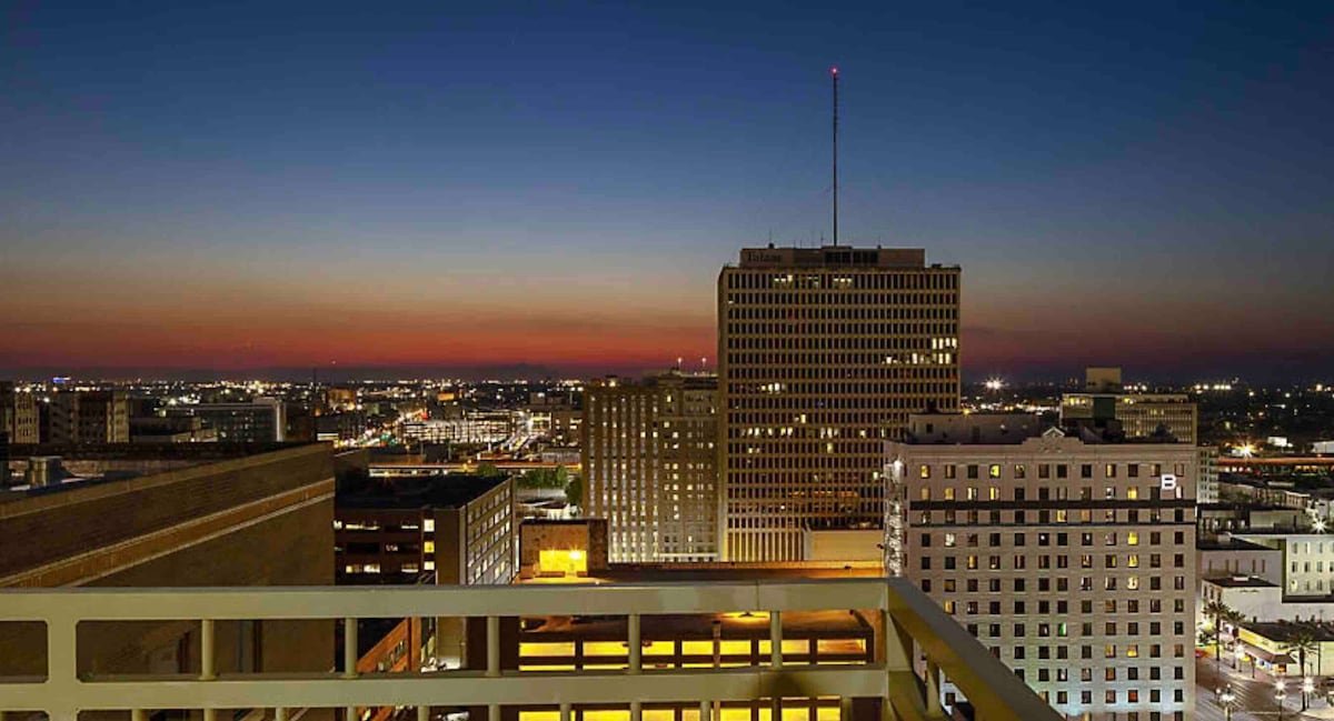 NOLA 2BR Lovely Theatre District w/Rooftop Pool gallery image 2