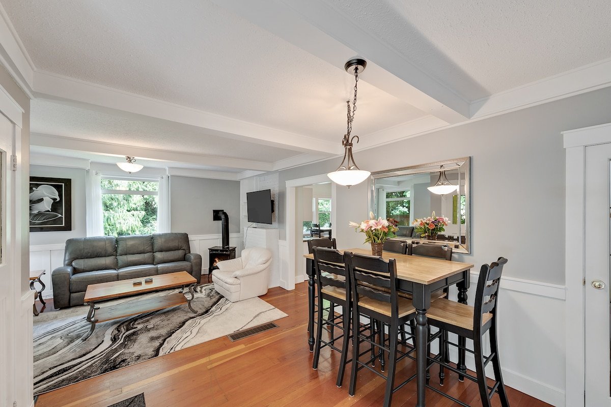 4 Bedroom Vacation House with Hot Tub! gallery image 5