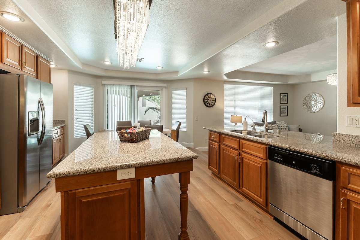 Las Vegas home minutes away from the strip!! gallery image 4