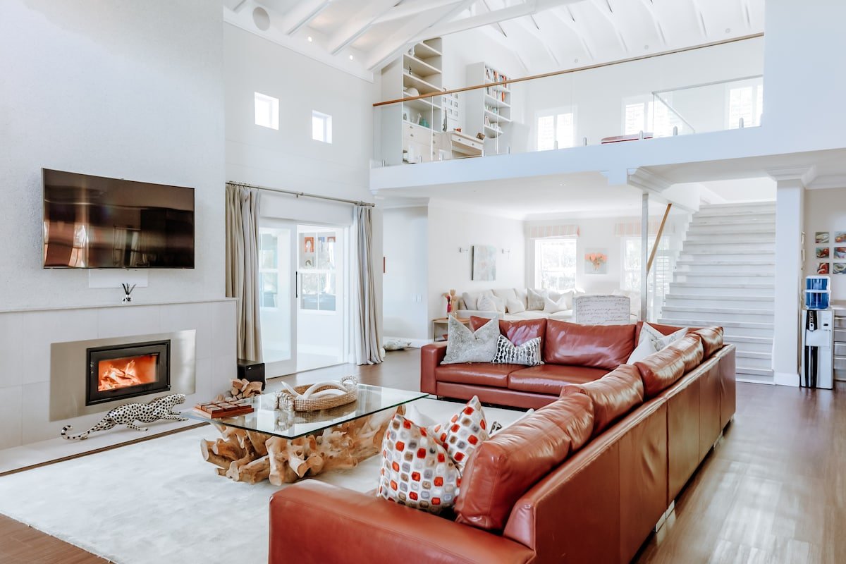 Spacious Family Home | Beautiful Gardens | Secure gallery image 2