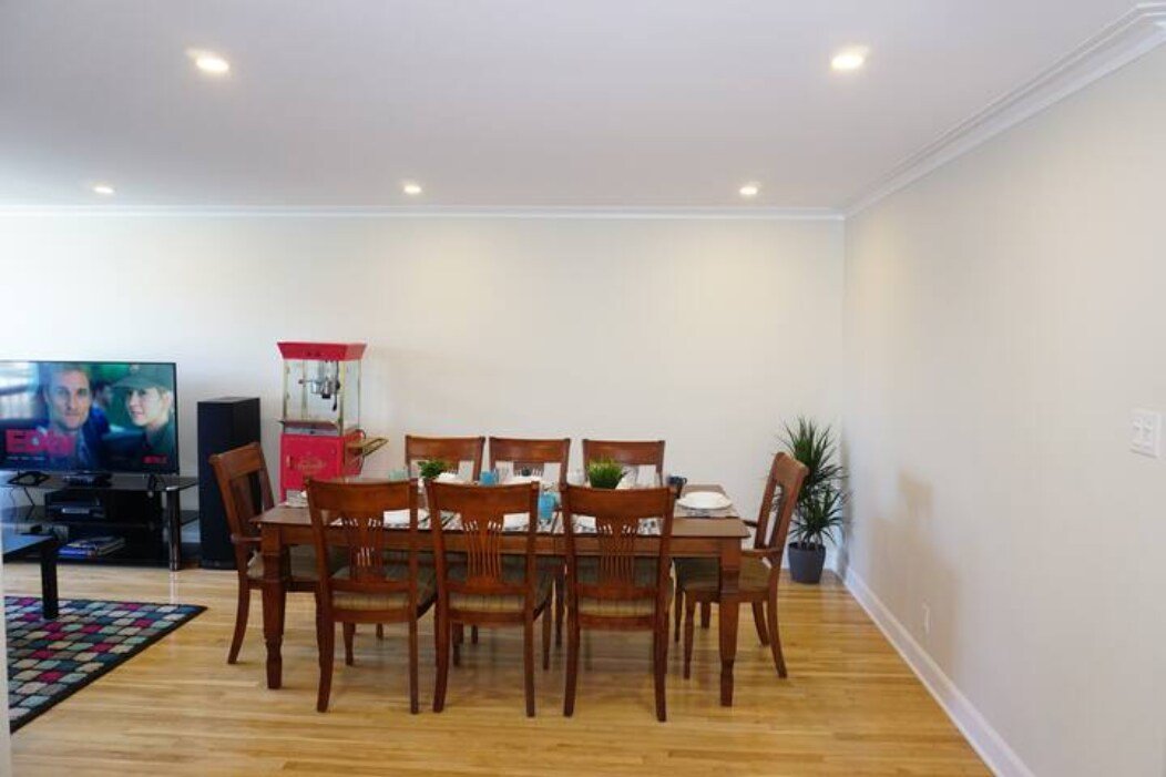 9 bedrooms, 4 bathrooms, 2 kitchens, free parking gallery image 4