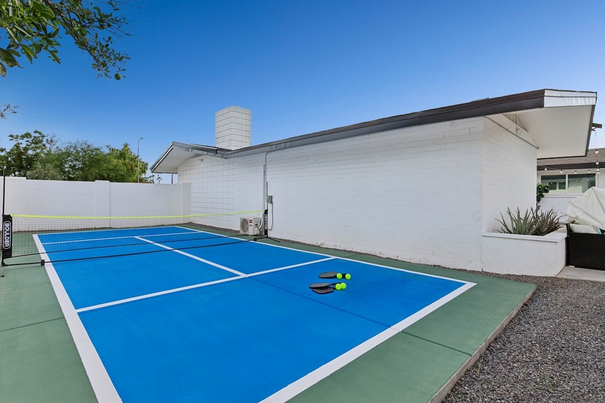 The Lounge – Resort-Style Heated Pool – Pickleball gallery image 3