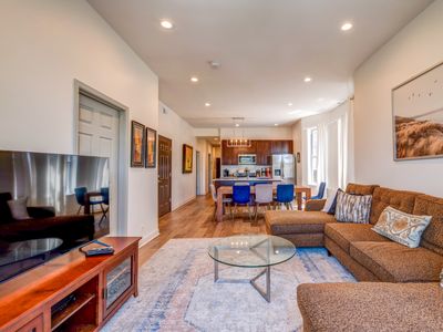 Spacious 5-BR Apt next to transit Free Parking