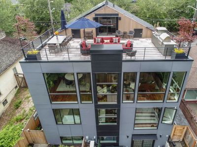 Downtown Oasis, 4 Bd new home w/tub & rooftop deck