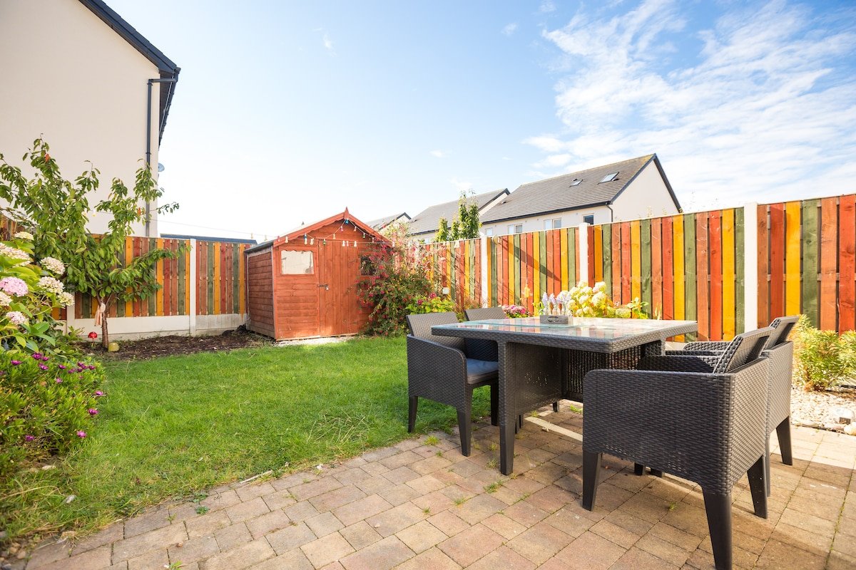 4-bed House Close to Airport, City & Beaches gallery image 4