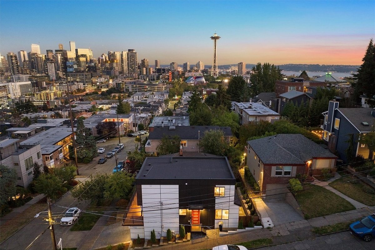 Gorgeous SpaceNeedle & City Views 4B3B gallery image 4