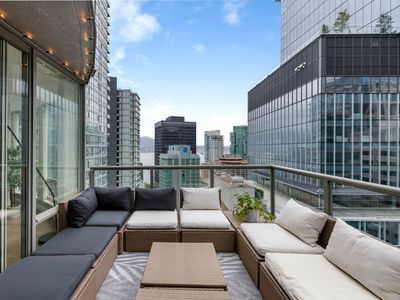Urban Outdoor Oasis in Coal Harbour