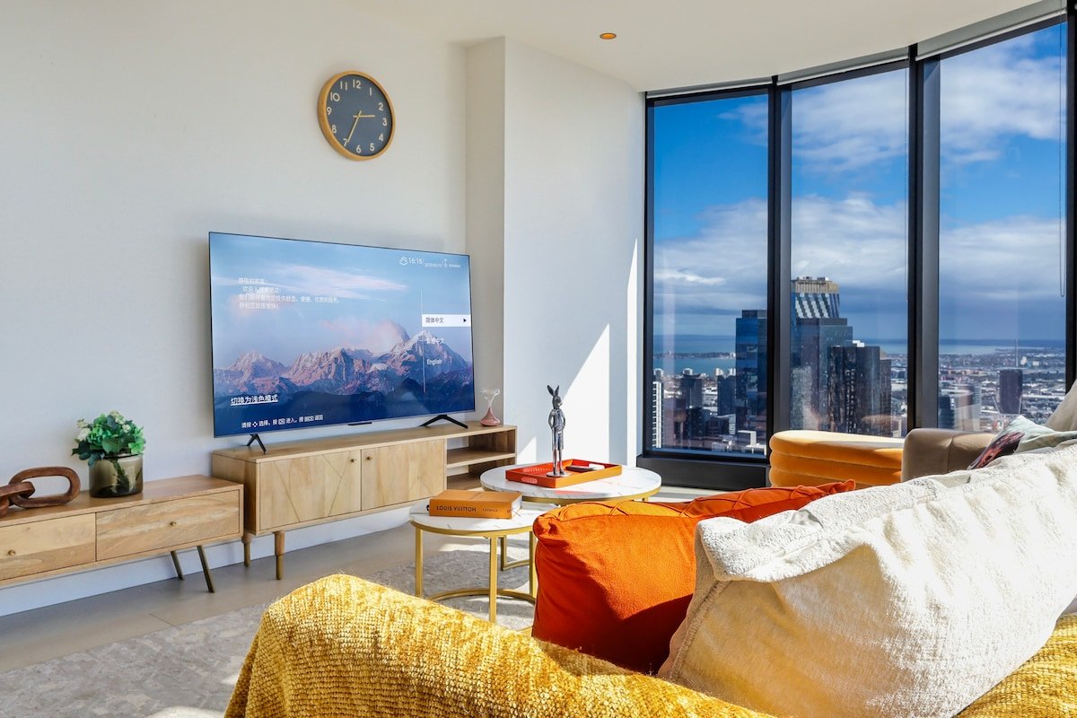 Modern 3-Bed City Escape with Hot Tub in Melbourne gallery image 4