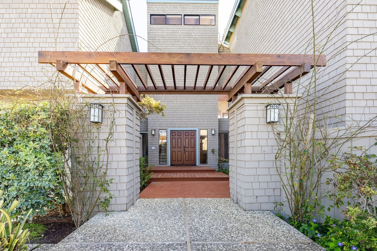 Unmatched Ocean Beach and Mountain Views gallery image 4