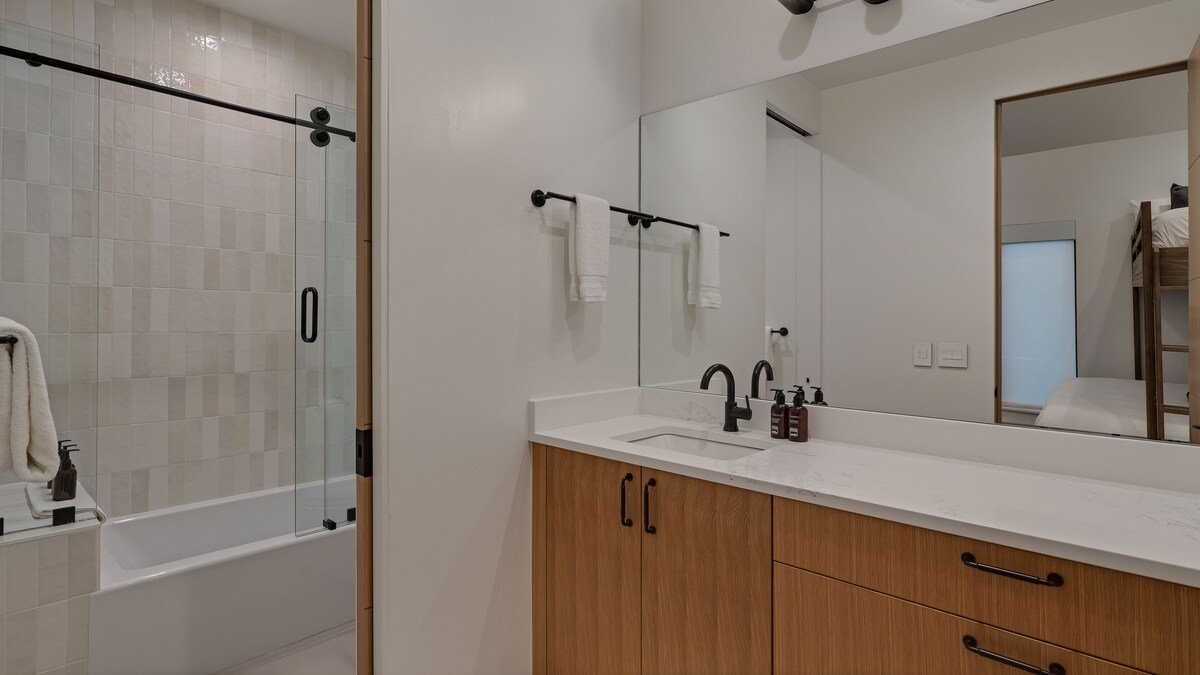 Hot Tub + Close to Skiing – Andalusian Lodge gallery image 3