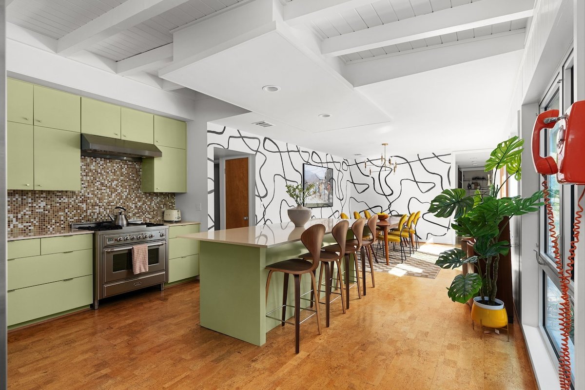 MidMod Bungalow 5BR Heated Pool gallery image 4