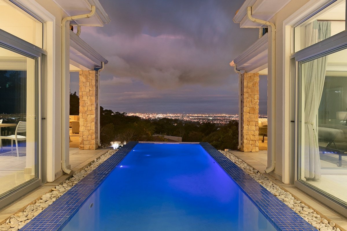 Luxury Serviced Mountain Villa in Constantia gallery image 4