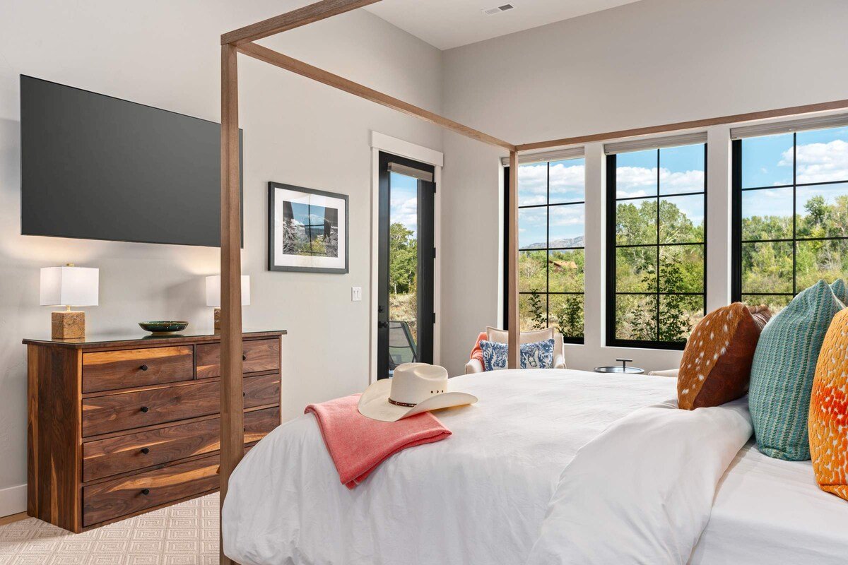 Basecamp Stays: Lux Teton Lodge, Privacy & Hot Tub gallery image 3