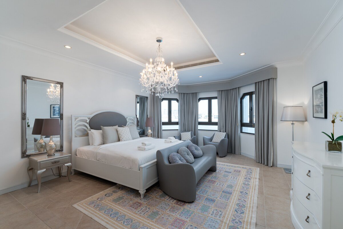 Exclusive 5BR Palm Villa w/ Private Pool and Beach gallery image 4