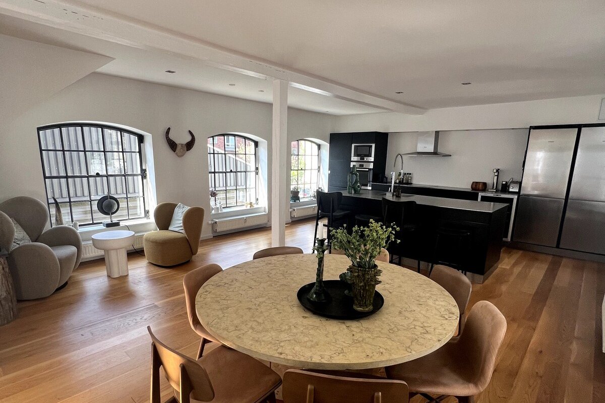 203m2 Townhouse with Rooftop & Courtyard Prime Loc gallery image 3