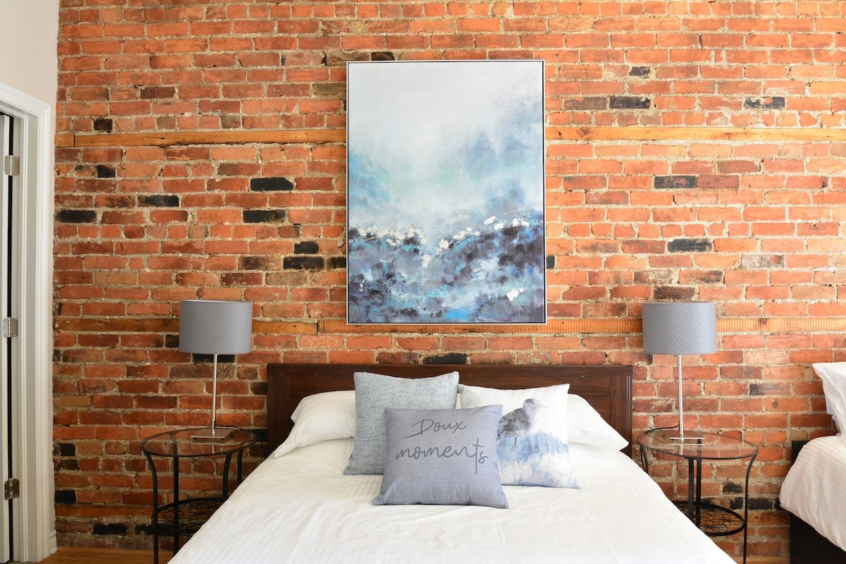 Top Location – 3 Full Bathrooms – 7 beds – Terrace gallery image 5