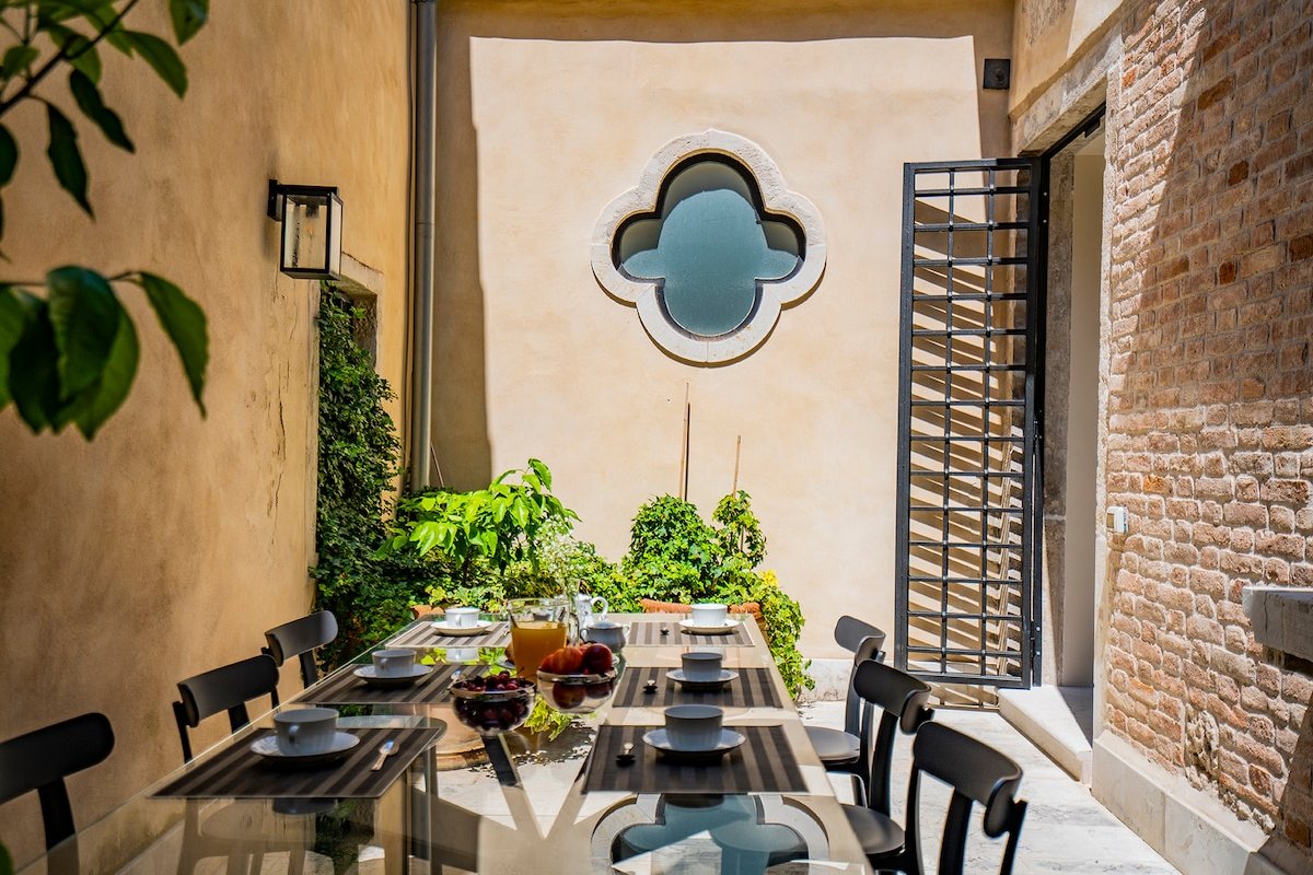 Sartor Apartment with Canal View and Private Court gallery image 2