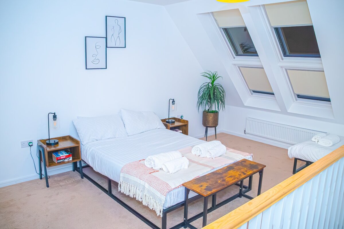 Stunning 3 Bedroom House with parking and garden gallery image 2