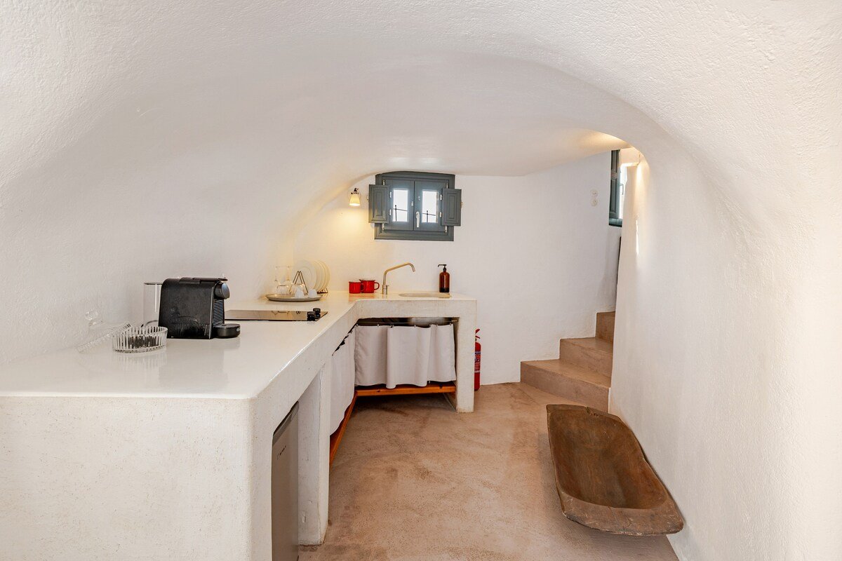 Fisherman’s Cave House by Spitia Santorini gallery image 4