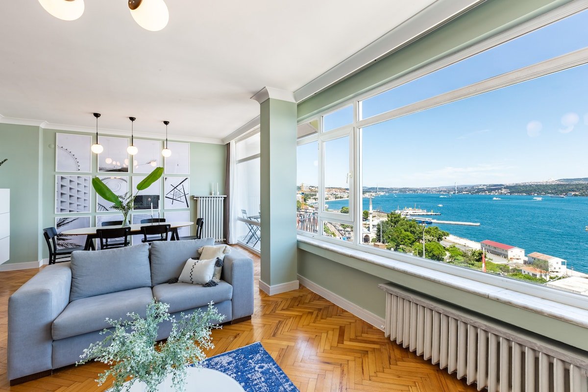 Deluxe Azure -Bosphorus viewed city center Apt. gallery image 3