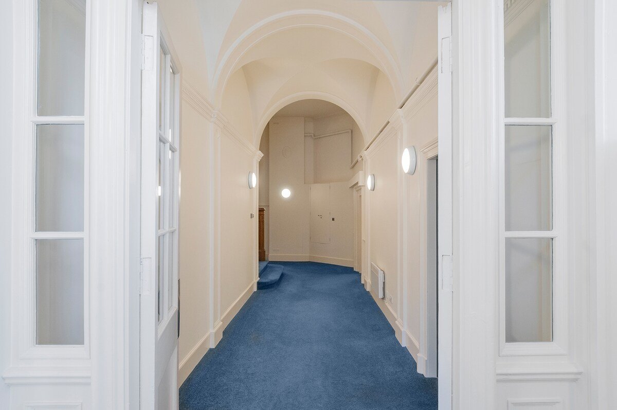 Elegant 2 Bedroom Central Apartment with Parking gallery image 3