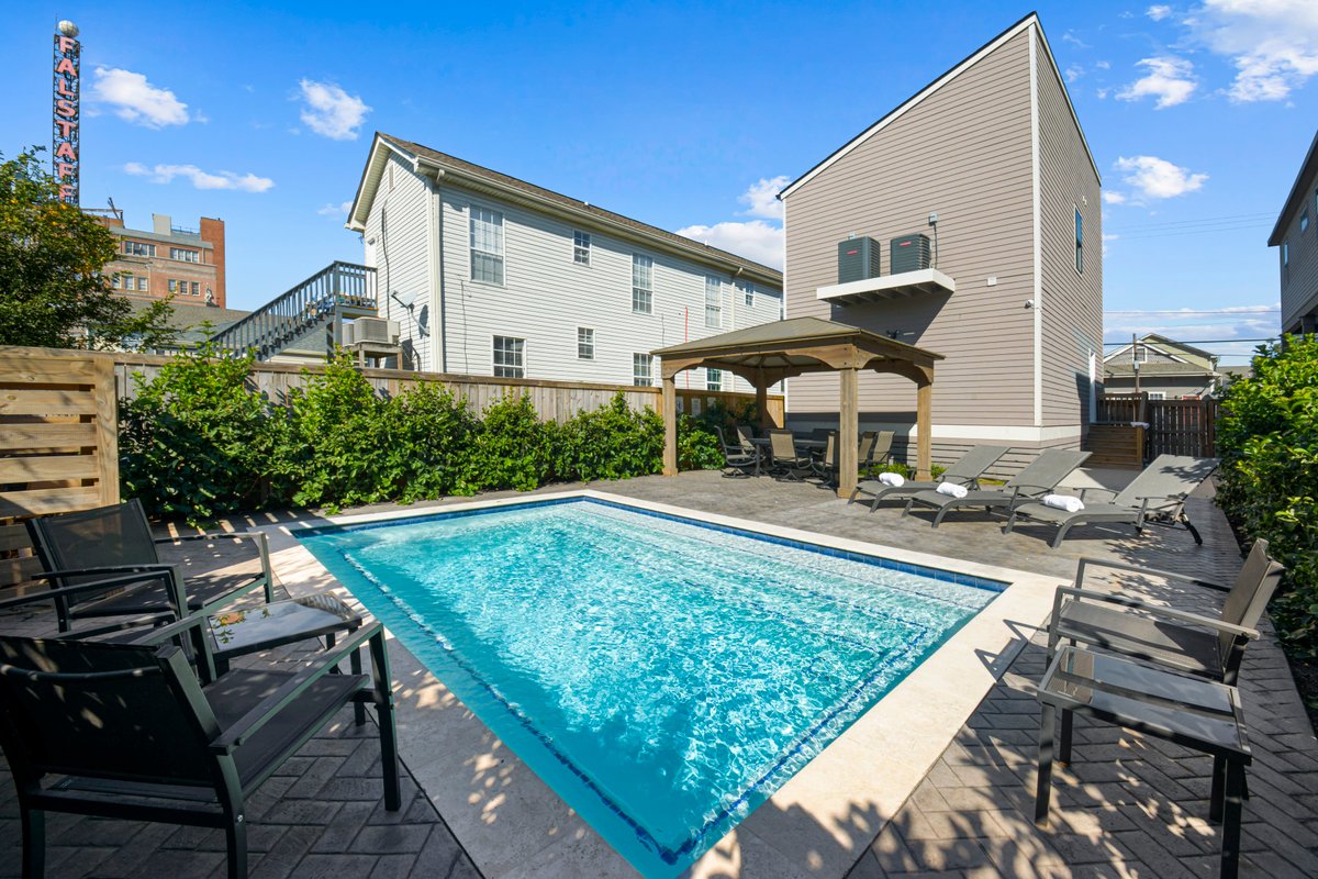 NOLA Oasis- Heated Pool, Parking, 8 Beds & 5 Baths