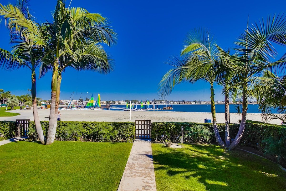 Villa on the Bay | 7BR MB Gem w/ Spacious Yard gallery image 5