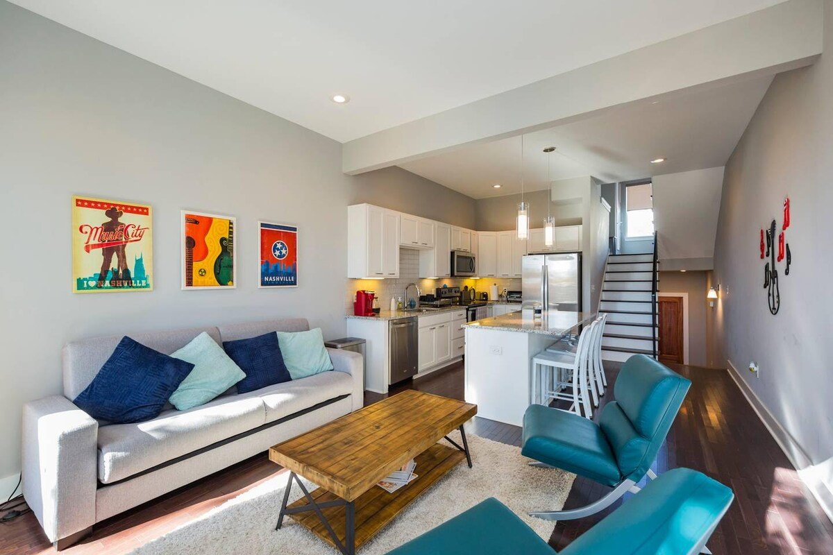 ComboNash Retreat 2 Units 4BR 4.5BA 1 Mi Broadway gallery image 4