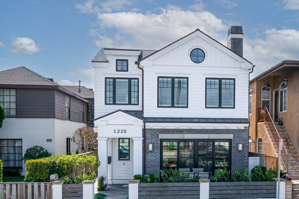 Coastal Luxury: Remodeled Duplex w/Rooftop Deck