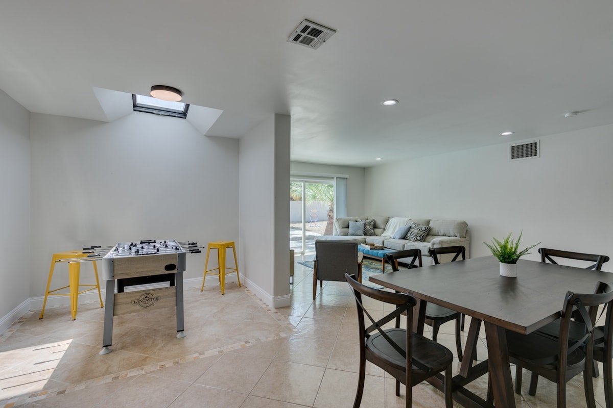 Cozy house with pool, 5 minute dr to the strip. gallery image 5