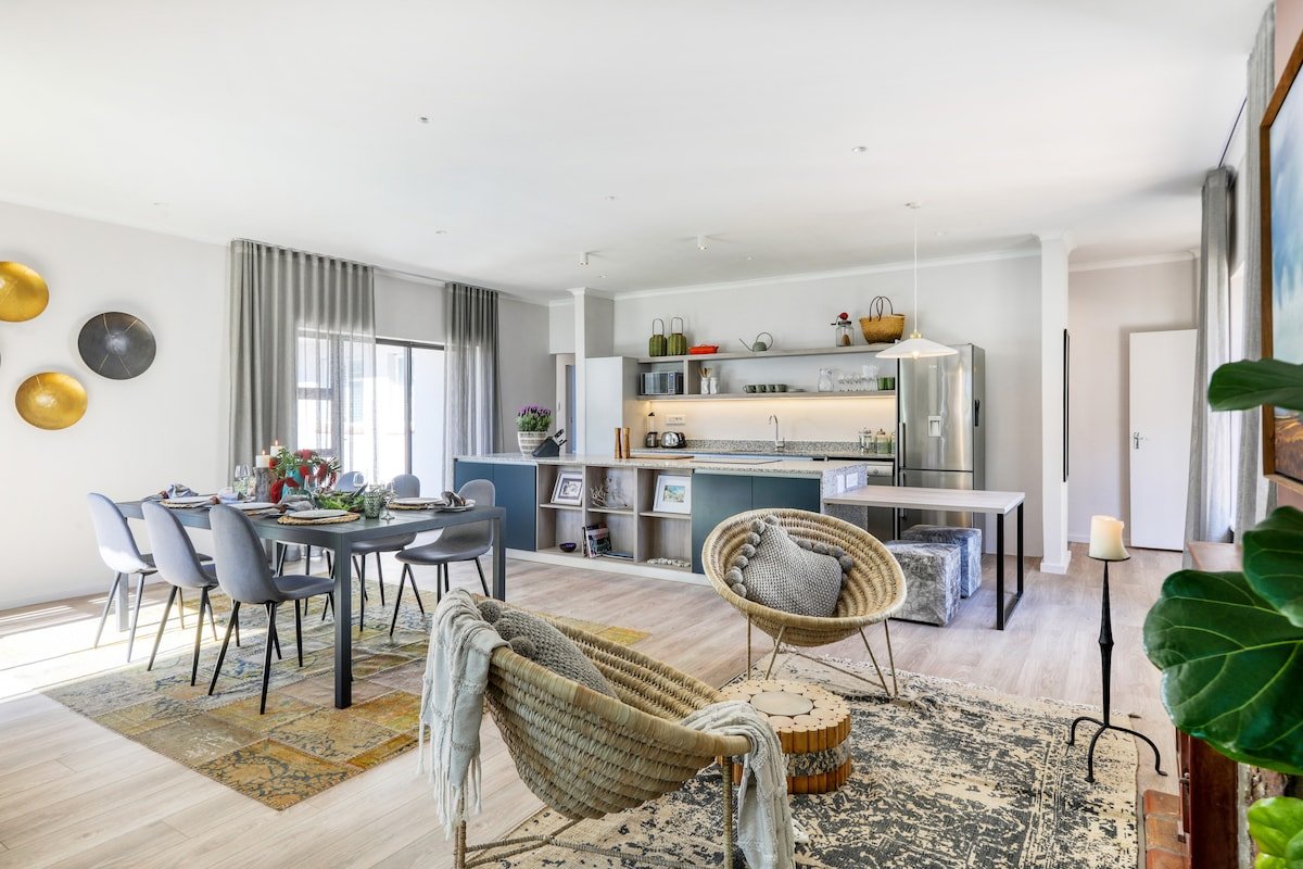 Cheerful 4 bedroom home with pool. gallery image 5