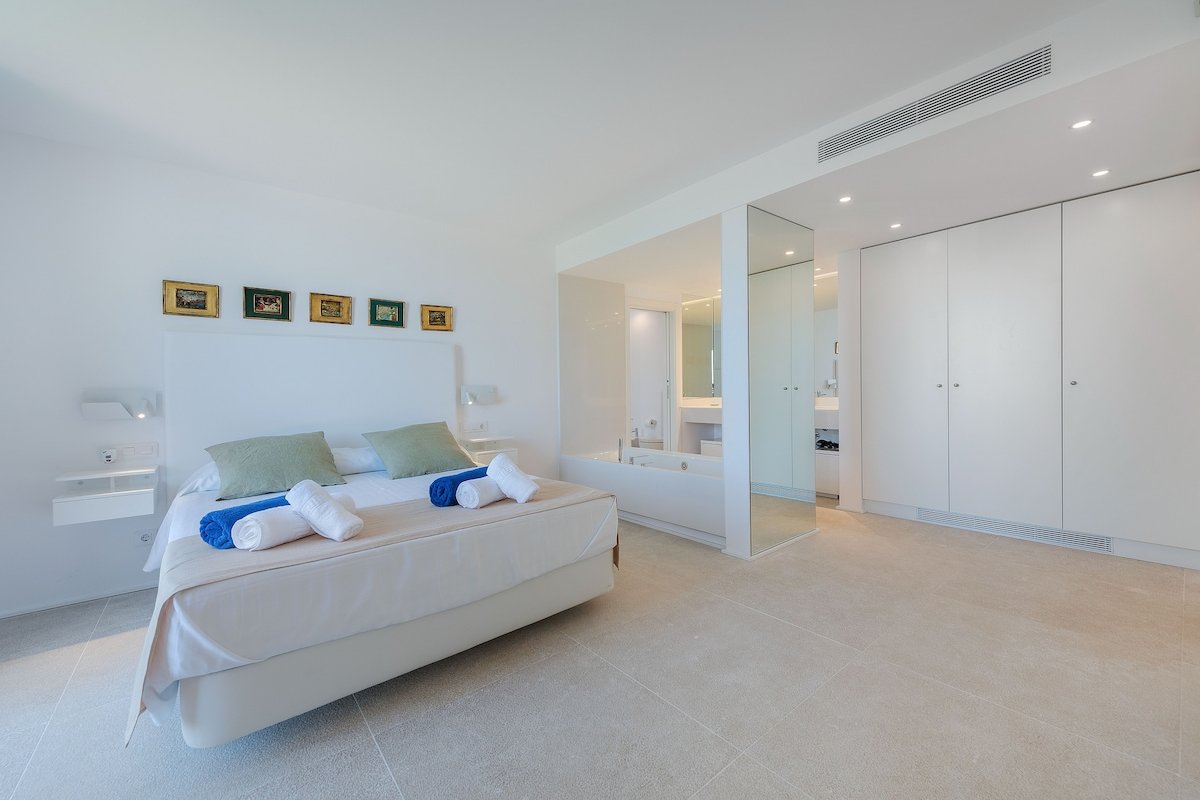 Villa Seablue – gorgeous sea view front line gallery image 3