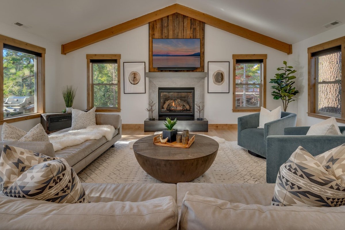 Hot Tub, Pet Friendly, Luxury Home (Stanford)