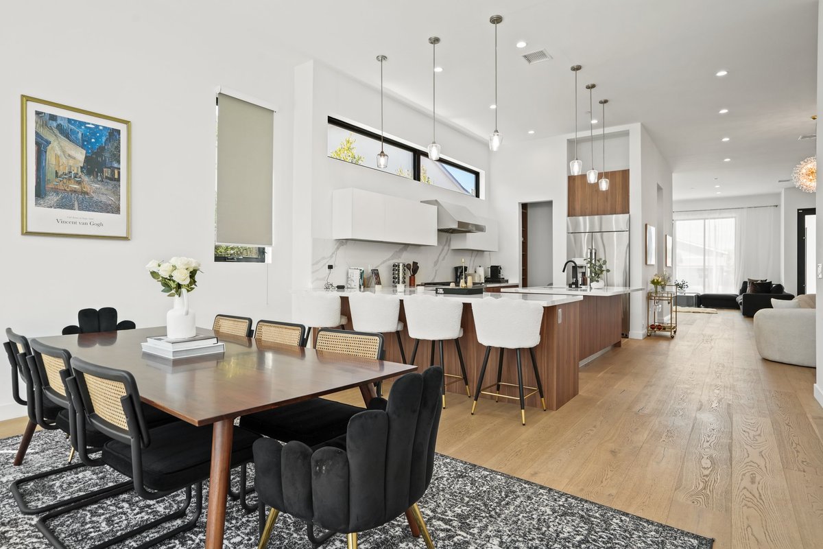 Modern Lux Large House Back Yard | Pet | Parking