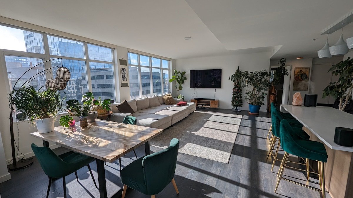 Sunlight Filled Luxury Penthouse gallery image 5
