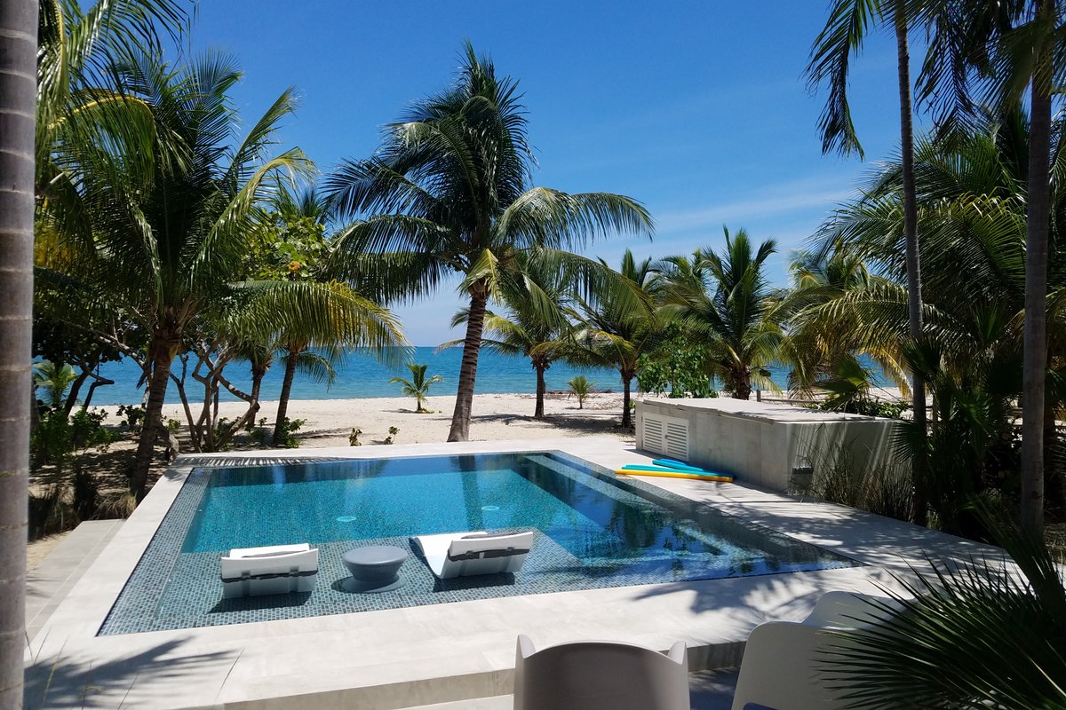 Beachfront villa IN Placencia village with chef