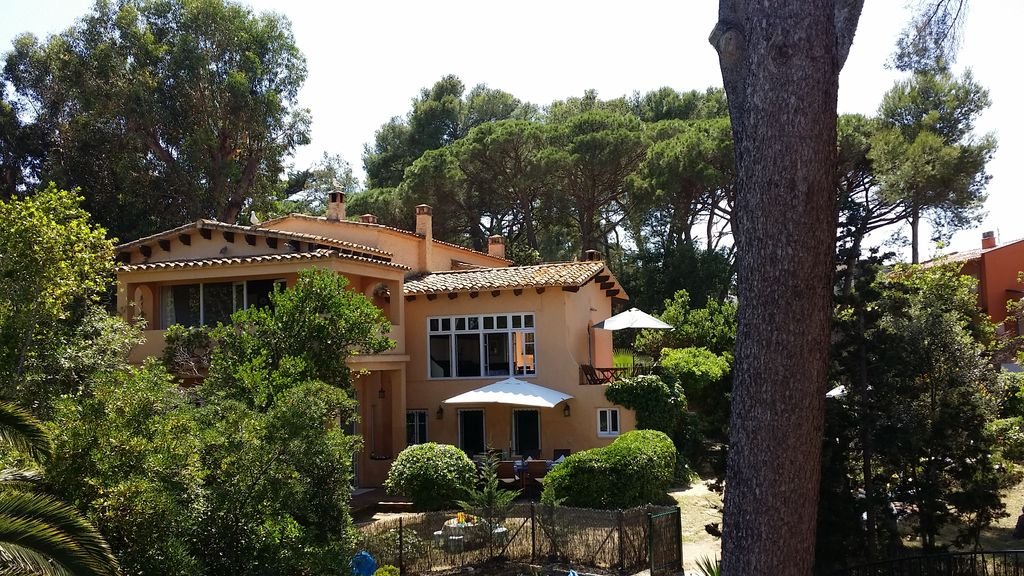 Unique house and garden at 45 m. of the beach. BE. gallery image 5