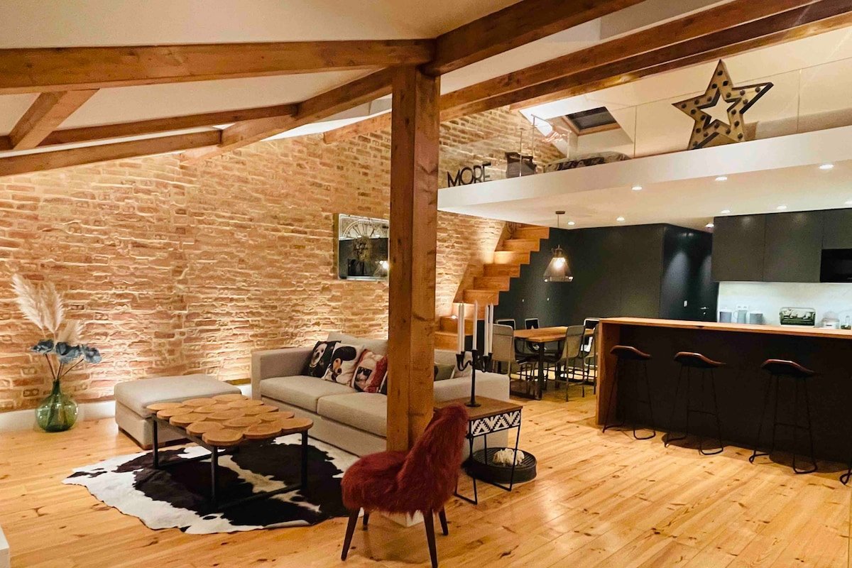 NEW!Amazing and Unique Penthouse in city center! gallery image 3