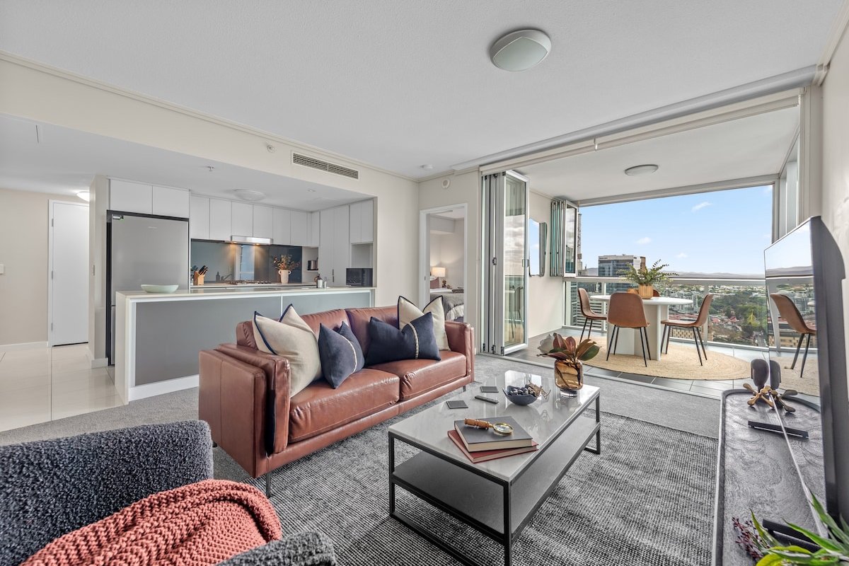 Top Floor! 2Bed/2Bath/1Car/Pool/Views ~ CBD gallery image 2