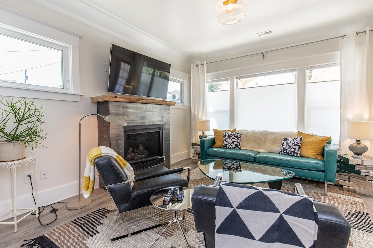 Modern, Sleek & Stylish: 2 blocks from Hawthorne! gallery image 5