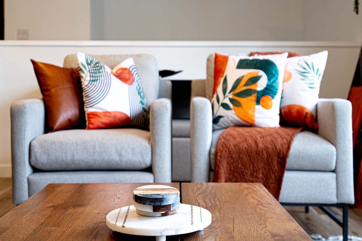 Urban Oasis with Cedar Hot Tub gallery image 3