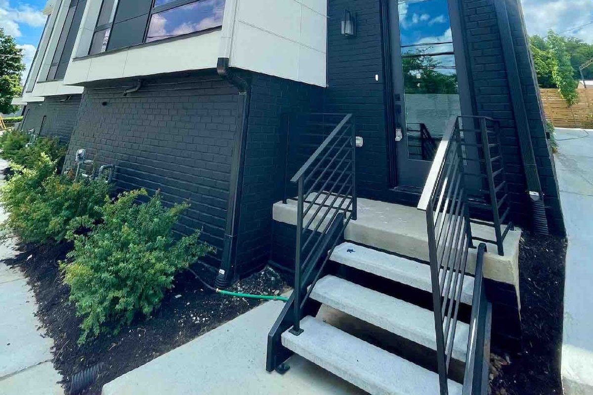 519 Music City~Luxury + Mural + 360 Rooftop Views! gallery image 3