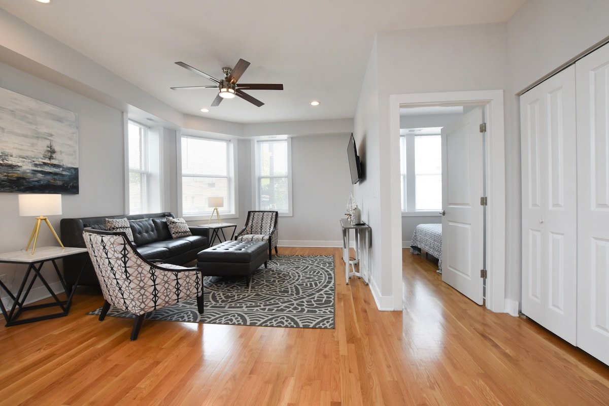 Located near Wrigley, Lakefront, Downtown &Parking gallery image 4