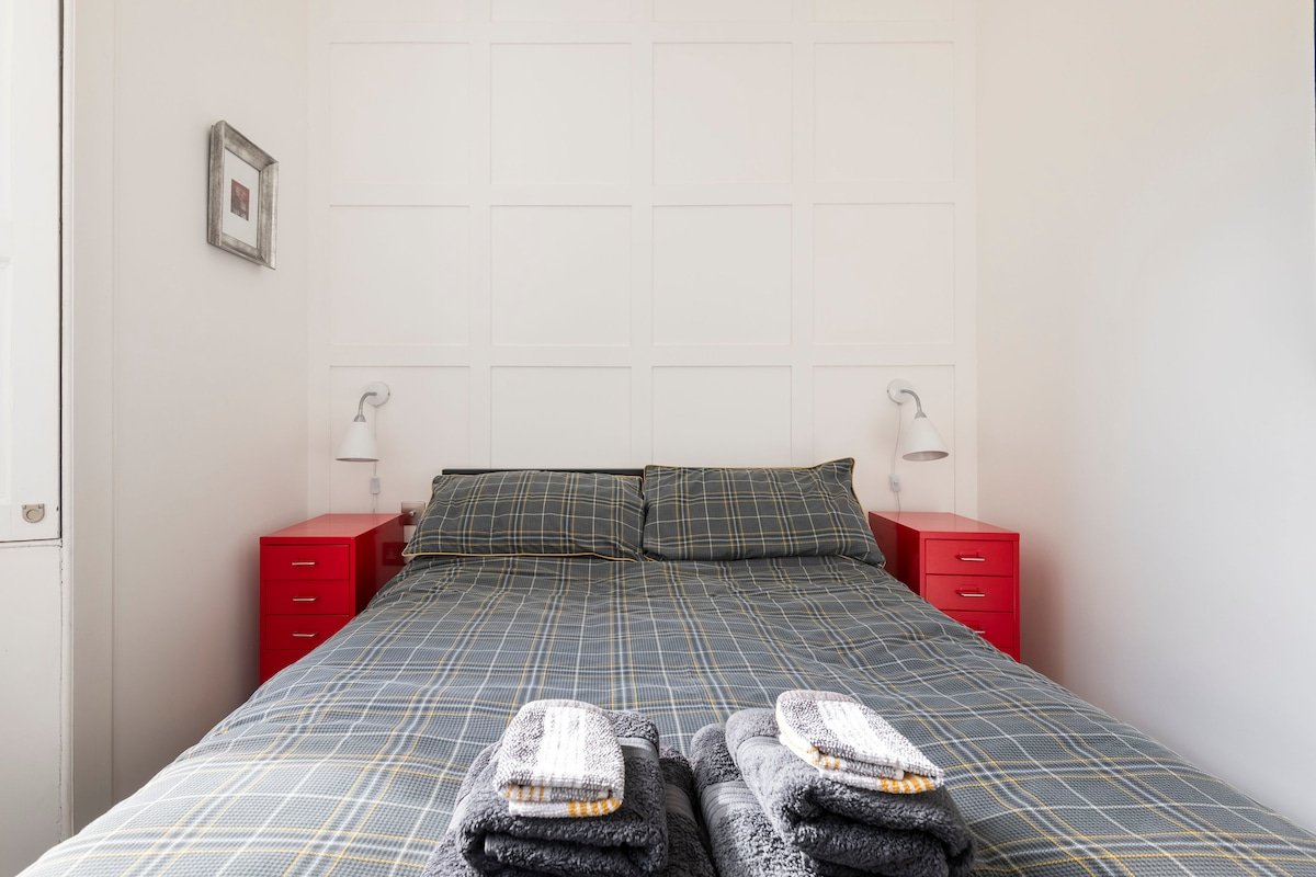 Relax at an Airy, Art-filled Old Town Home gallery image 4