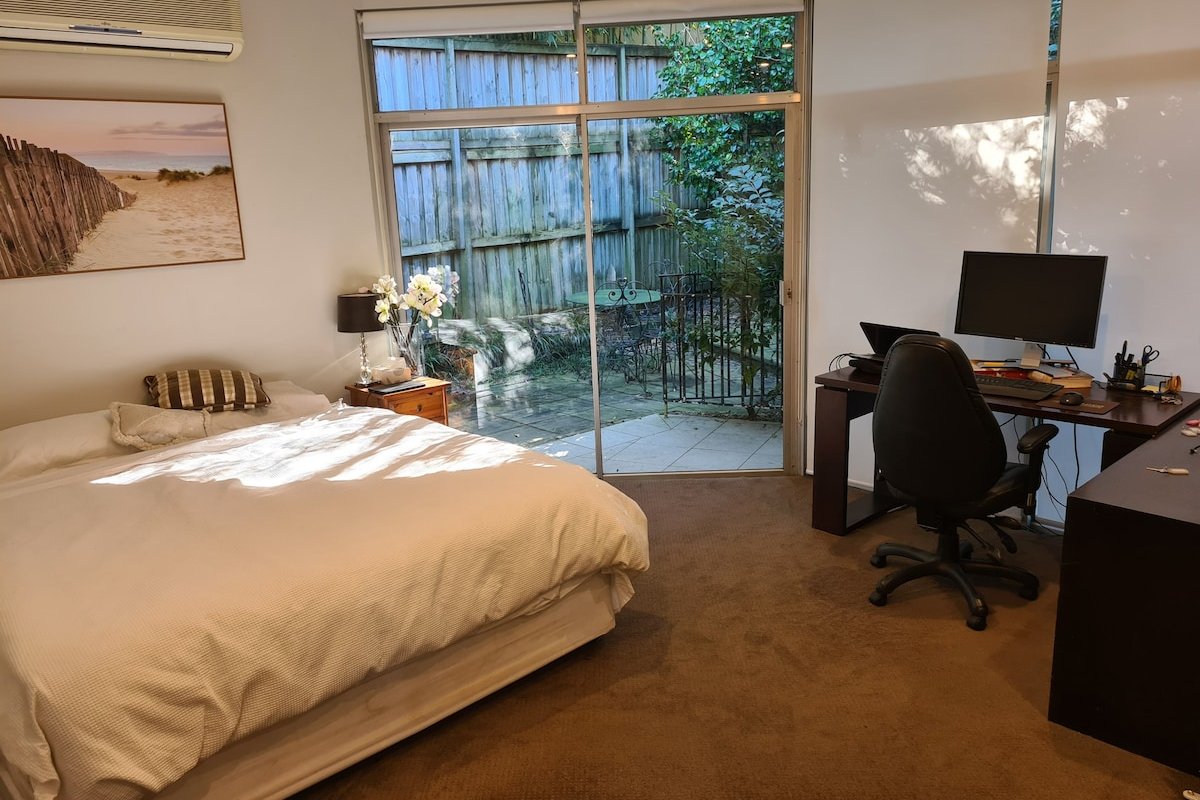 Private house with parking for five+ cars. gallery image 4