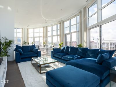 Amazing 3 Bed Penthouse with River Views & Parking