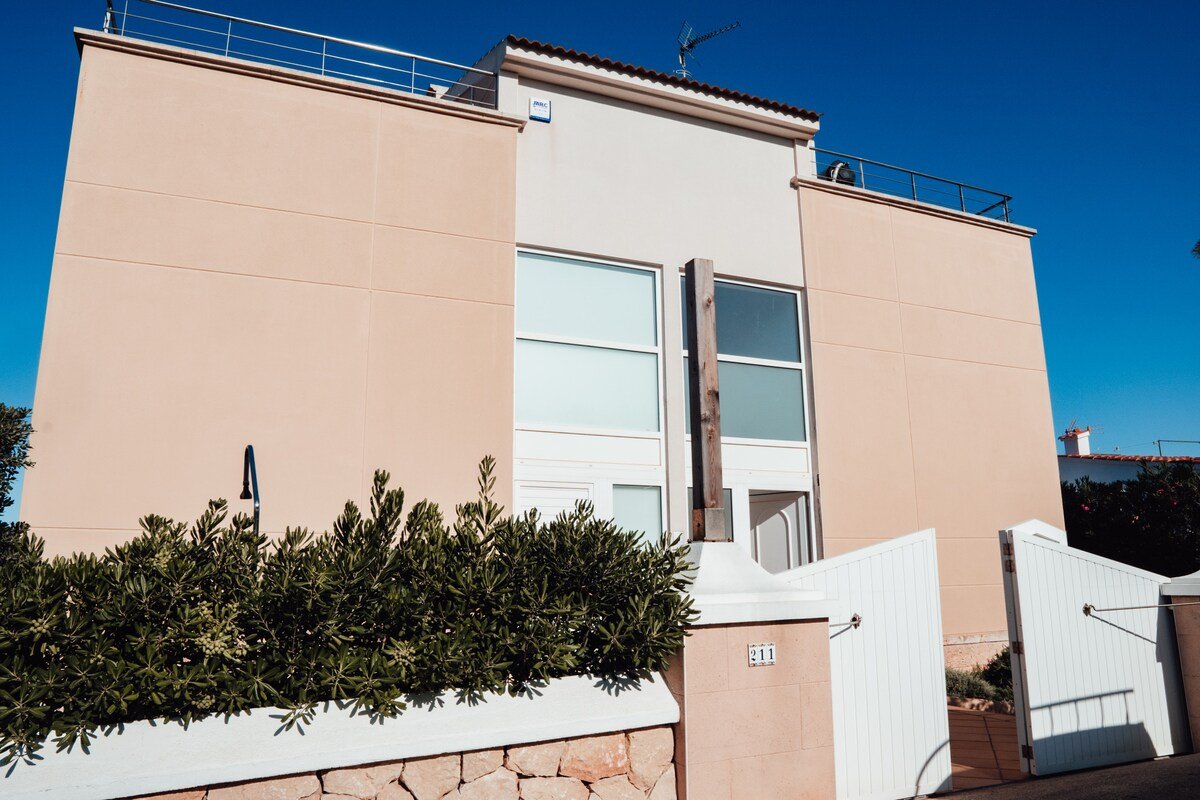 Charming seafront villa with private pool. gallery image 3