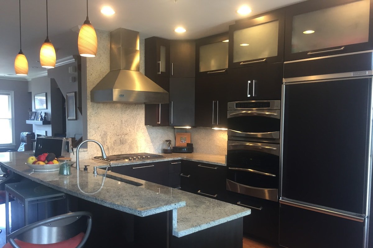 Rowhouse in the Heart of Capitol Hill gallery image 3